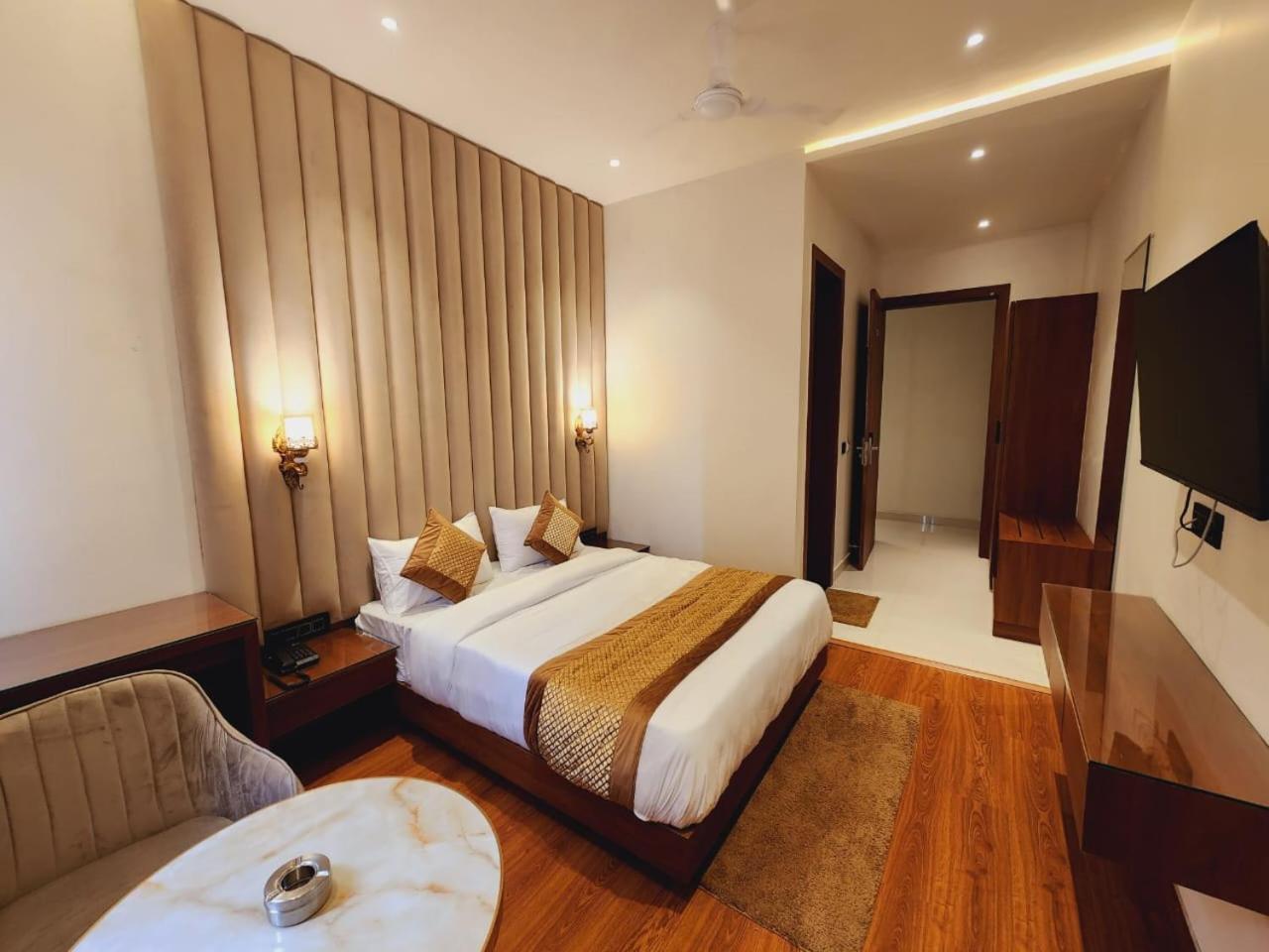 Shehnai Hotel And Banquet Hisar Экстерьер фото