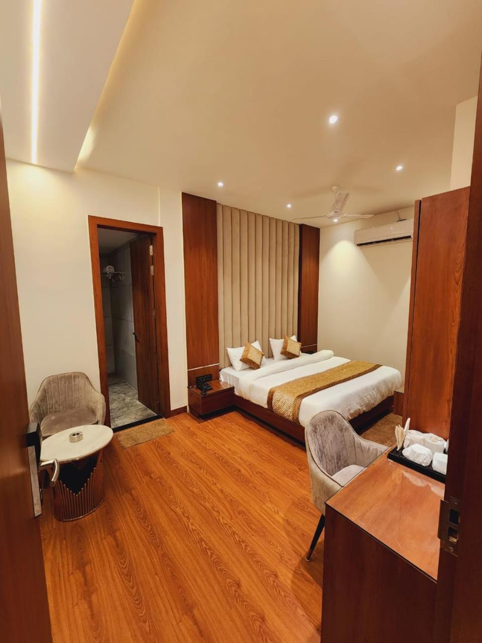Shehnai Hotel And Banquet Hisar Экстерьер фото